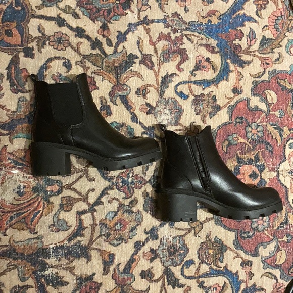 SOLD Princess Polly DAMAGE BOOTS BLACK - Picture 6 of 8